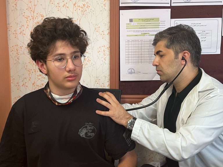 معاینه سلامت عمومی متوسطه اول توسط دکتر برادرانی